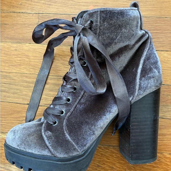 Steve Madden Gray Lace-Up Women's Boots brown velvet - Picture 2 of 6